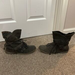 Musse & Cloud grey fringe boho western festival boots sz 9